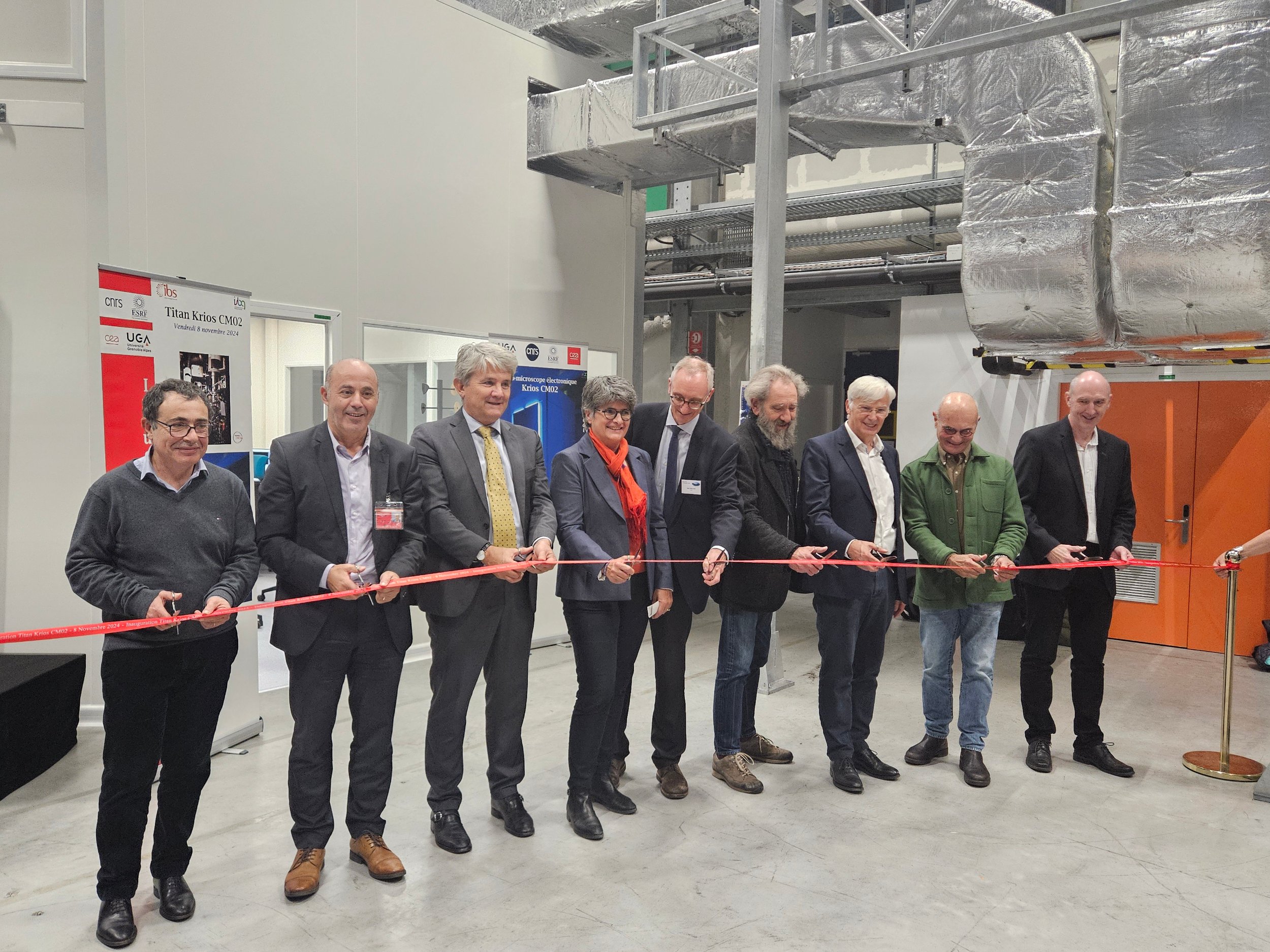 Inauguration du Titan Krios par les représentants du CNRS, de l’ESRF, de l’Université Grenoble Alpes (UGA) et du CEA, ainsi que par les représentants des collectivités © CNRS/P. Carrel