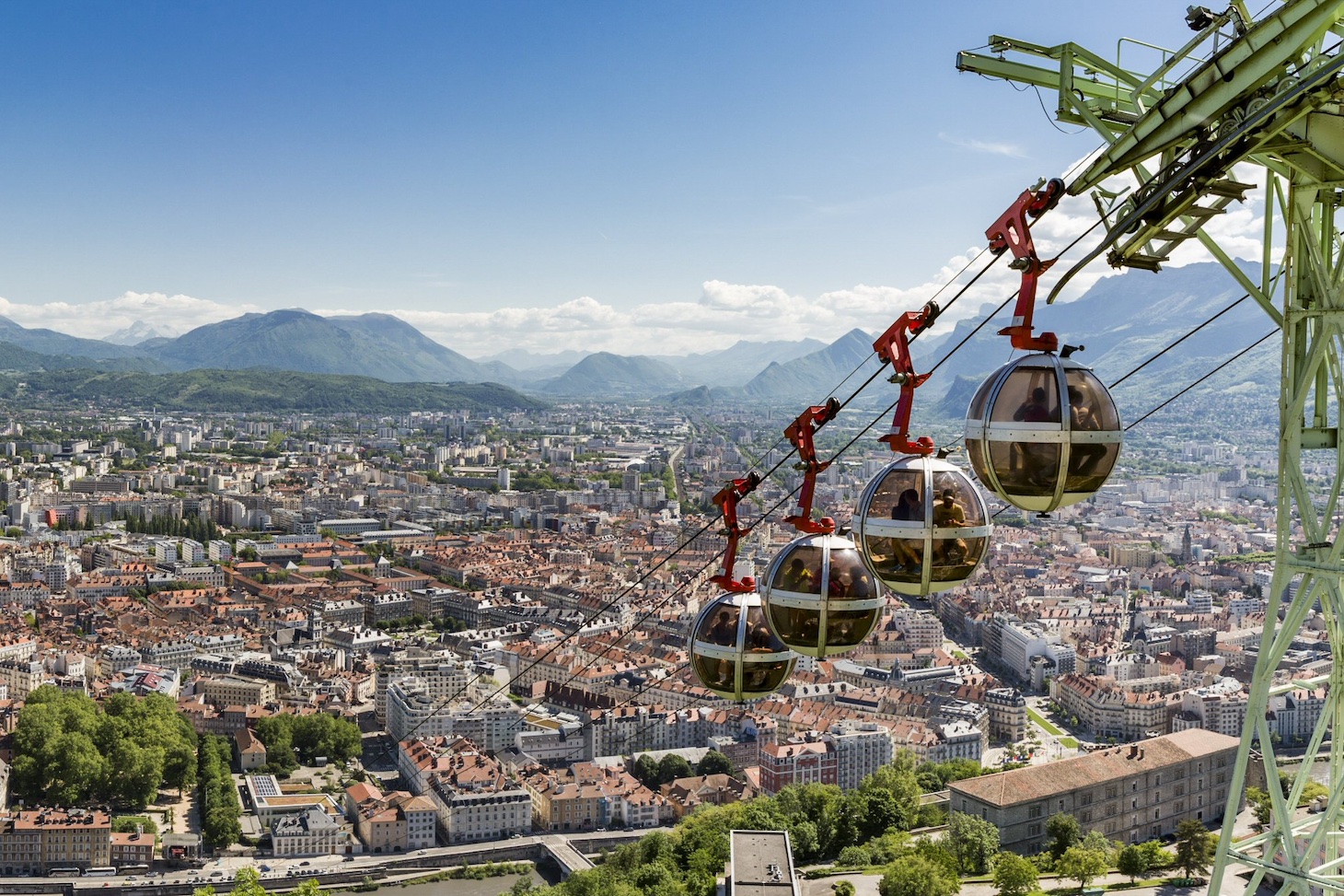 Télépherique surplombant Grenoble Télépherique surplombant Grenoble