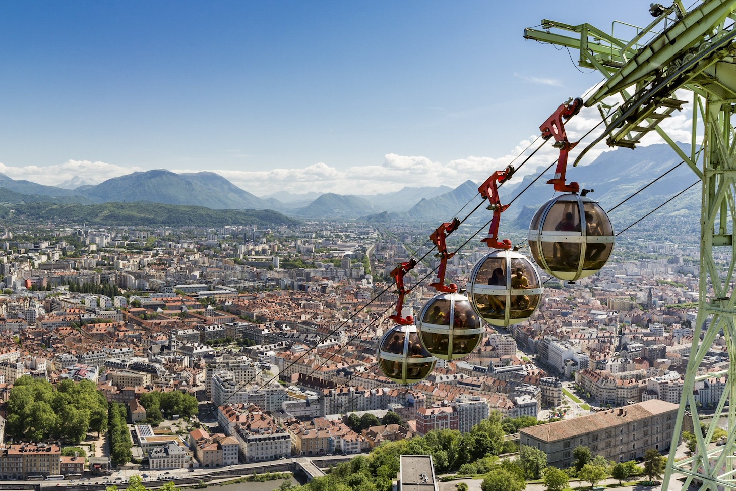 Télépherique surplombant Grenoble