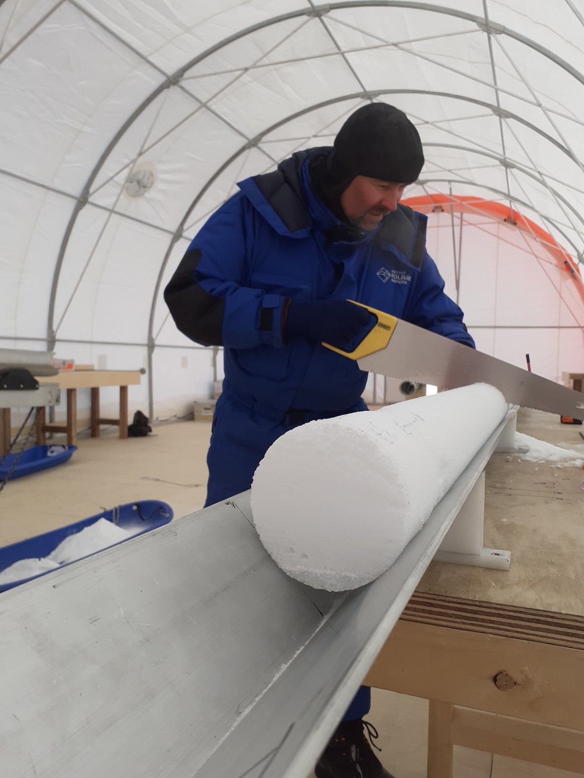 Gregory Teste, co-author of the study, cutting an Antarctic ice core at Concordia Station, Antarctica. © Gregory Teste, Institut des géosciences de l'environnement