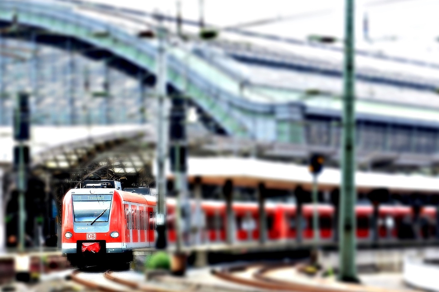 train rouge quittant la gare