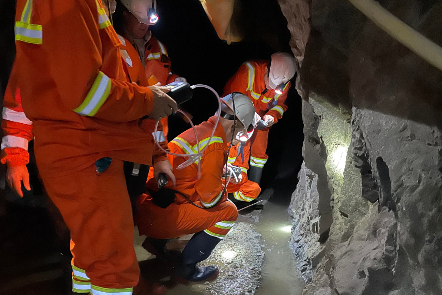 Mesure de gaz à 1000 mètre de profondeur dans la mine de Bulqizë (AlbChrome Ltd.) en Albanie (crédit : L. Truche)